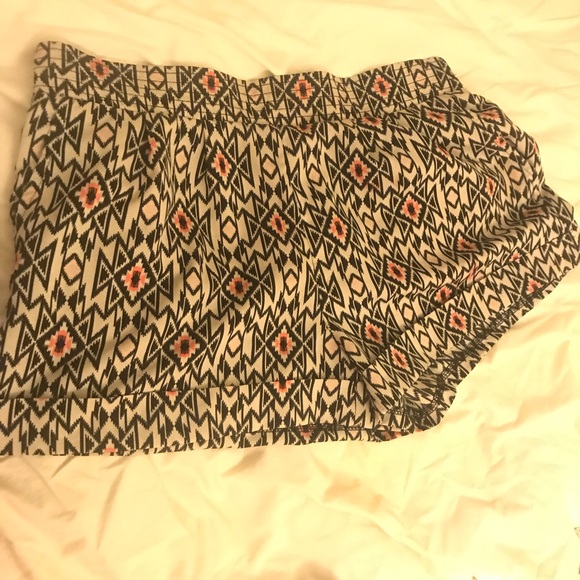 Tribal pattern Bermuda shorts - Picture 2 of 8